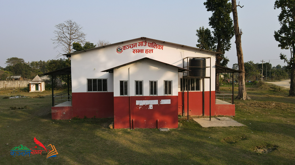 लागत अनुमान १ करोड ९ लाखको ठेक्का सदर ८४ लाख, बनेको ४ बर्षमै हलभित्रै छाता ओढ्नुपर्ने